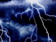 На Украине трое мужчин погибли в результате удара молнии по остановке