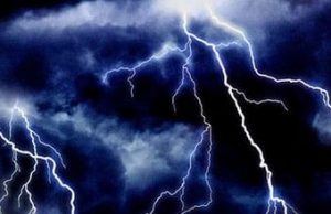 На Украине трое мужчин погибли в результате удара молнии по остановке