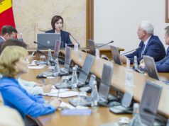 Правительство сократит более 60 должностей