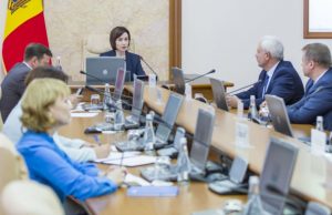 Правительство сократит более 60 должностей