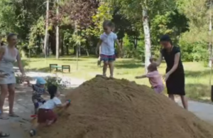 Социалист Александр Одинцов за свои деньги купил песок для парка детям