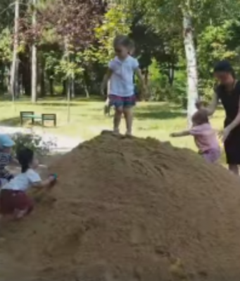 Социалист Александр Одинцов за свои деньги купил песок для парка детям