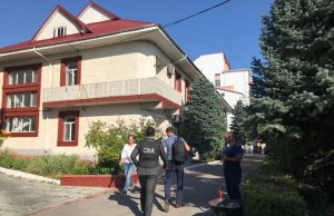 Четверг в Молдове начался с обысков