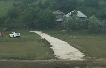 В Сынжерейском районе „афганцы” проложили дорогу к дому отца их погибшего товарища