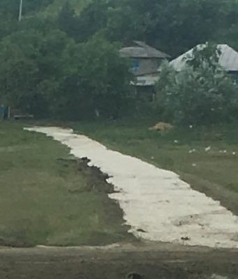 В Сынжерейском районе „афганцы” проложили дорогу к дому отца их погибшего товарища