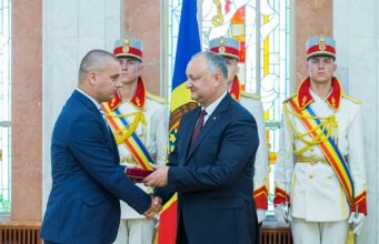 Президент наградил десятерых поисковиков