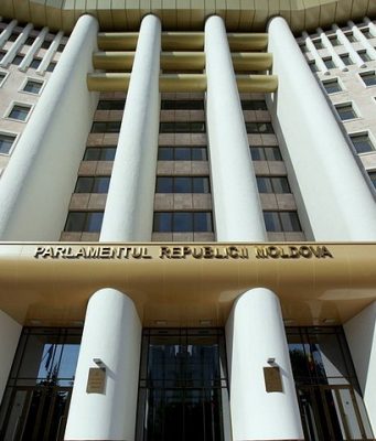 Ставить политику выше жизни людей неправильно – мнение о выборах Парламент