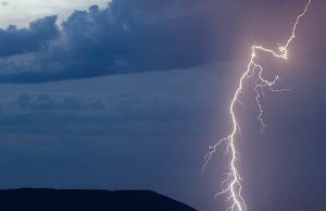 Жёлтый код: дожди, грозы и сильный ветер гроза молния