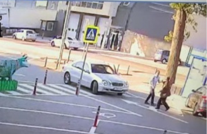 На Буюканах неадекватный водитель избил охранника торгового центра