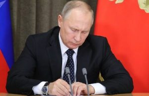 Путин упростил получение права на временное проживание в России