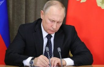 Путин упростил получение права на временное проживание в России