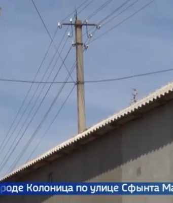 Опасное соседство – в Колонице возвели дом вокруг столба ЛЭП