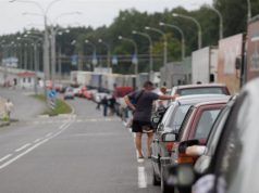 На таможенных пунктах страны огромные очереди