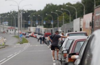 На таможенных пунктах страны огромные очереди