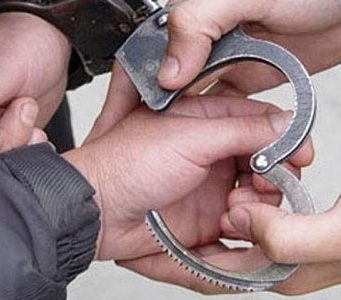 Пограничник задержан за взятку наручники