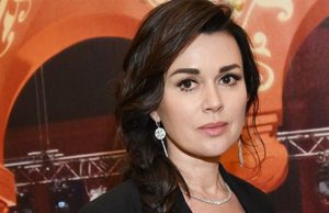 Анастасию Заворотнюк подключили к аппарату вентиляции легких Заворотнюк