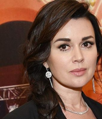 Анастасию Заворотнюк подключили к аппарату вентиляции легких Заворотнюк