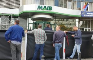 MAIB не хочет платить клиентам, чьих счета обчистили воры – граждане вышли на протест