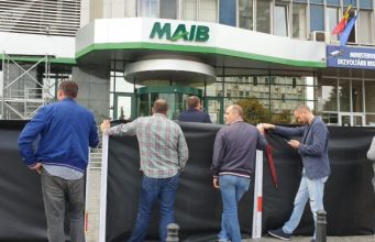 MAIB не хочет платить клиентам, чьих счета обчистили воры – граждане вышли на протест
