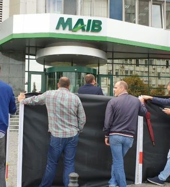 MAIB не хочет платить клиентам, чьих счета обчистили воры – граждане вышли на протест