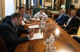 Зеленский обсудил с Коломойским вопросы энергетики и ведения бизнеса на Украине