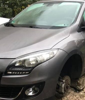 На Телецентре злоумышленники сняли колеса с припаркованного во дворе авто