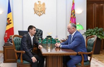 Додон наградил водителя, спасшего жизни пассажиров в Кишиневе