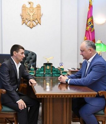 Додон наградил водителя, спасшего жизни пассажиров в Кишиневе