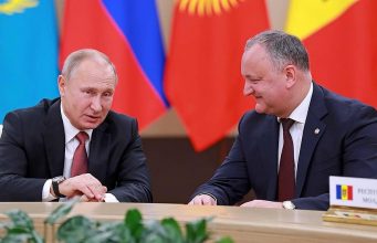 Президент Молдовы подарил Путину свое домашнее вино