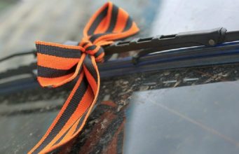 Из-за Георгиевской ленты гражданину Молдовы запретили въезд на Украину