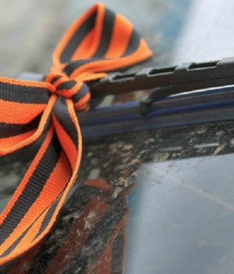 Из-за Георгиевской ленты гражданину Молдовы запретили въезд на Украину