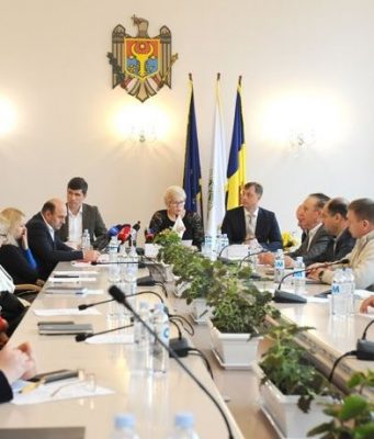 В ряде социальных учреждений кормят просрочкой