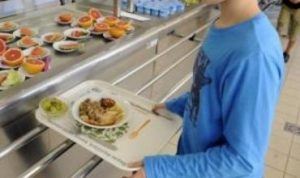 Поварам и помощникам воспитателей в школах и детсадах с 1 января увеличат зарплату