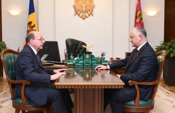 Глава государства провел встречу с послом России Олегом Васнецовым