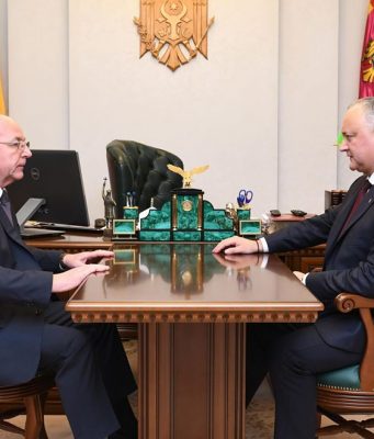 Глава государства провел встречу с послом России Олегом Васнецовым