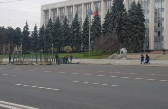 В центре Кишинева началась установка главной новогодней елки страны