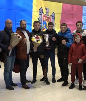 Бойца из клуба “ВОЕВОД” в Кишиневском аэропорту встретили аплодисментами (ВИДЕО)