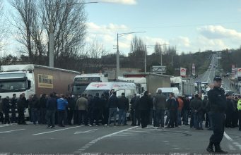 Грузоперевозчики бастуют на выезде из Бельц – видео