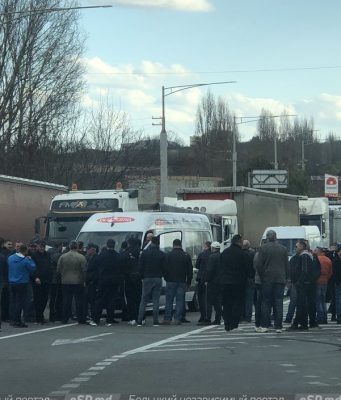 Грузоперевозчики бастуют на выезде из Бельц – видео