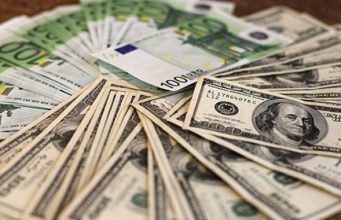Сколько будут стоить доллар и евро в пятницу и в выходные