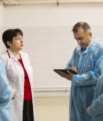 Правительство намерено в 2020 году инвестировать значительные средства в развитие дорожной инфраструктуры, заявил премьер