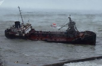 Затонувшее близ Одессы судно под флагом РМ обещают убрать к концу года танкер Делфи