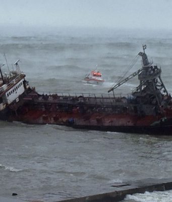 Затонувшее близ Одессы судно под флагом РМ обещают убрать к концу года танкер Делфи