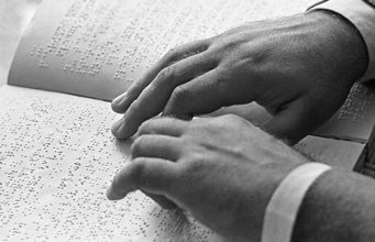 Ребята с проблемами со зрением получили в подарок российские учебники