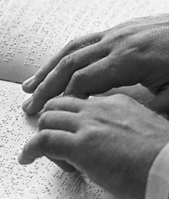 Ребята с проблемами со зрением получили в подарок российские учебники