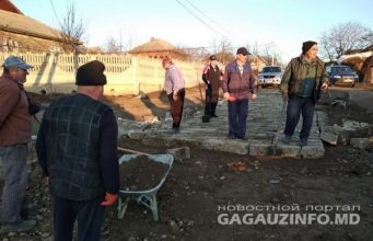 Жители Гайдар своими силами ремонтируют одну из улиц