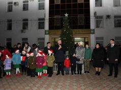 Додон открывал елку в Кошнице, Гречаный в Бричень, Кику в Сороках, Чебан в Кишиневе