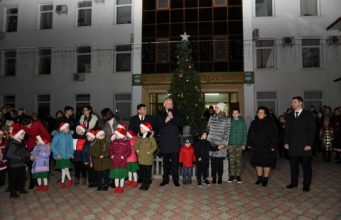 Додон открывал елку в Кошнице, Гречаный в Бричень, Кику в Сороках, Чебан в Кишиневе