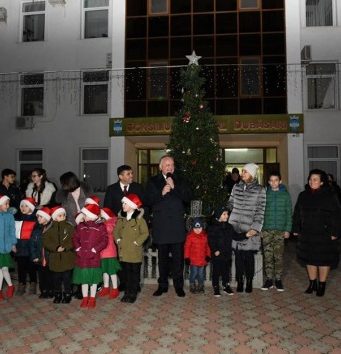 Додон открывал елку в Кошнице, Гречаный в Бричень, Кику в Сороках, Чебан в Кишиневе