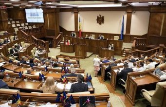 Депутаты проголосовали за премии и надбавки для бюджетников